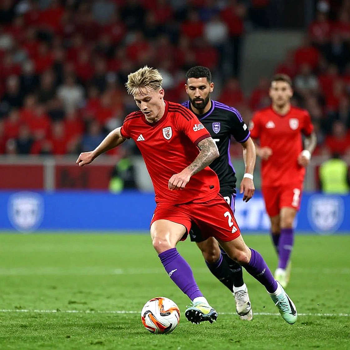 Odegaard là 'người duy nhất nhìn thấy điều không ai thấy' – Schmeichel khen ngợi Arsenal sau derby London kịch tính