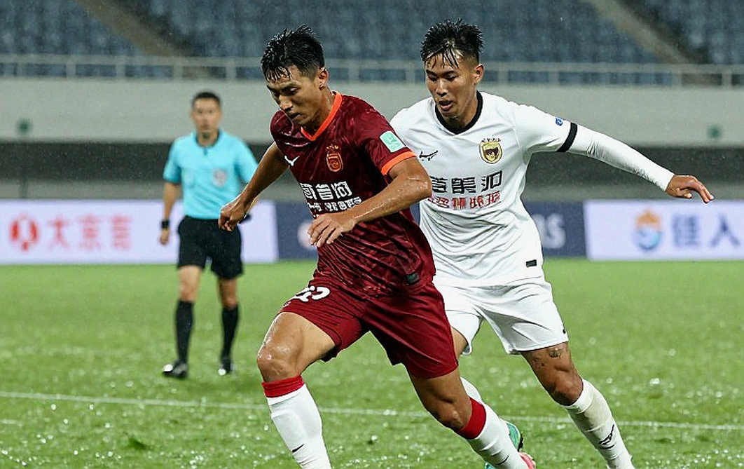 Hat-trick sau hai chữ 'thảm họa': Khi bóng đá phán xét một cầu thủ bằng bảy trận