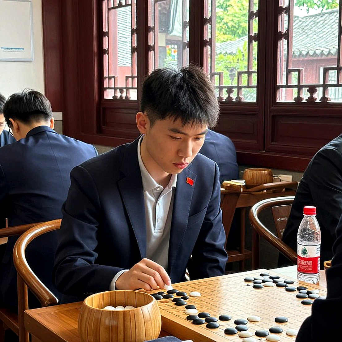 Cô bé 11 tuổi ở bàn số một và nước cờ 3.Bc4 làm giới lý thuyết phải hỏi lại