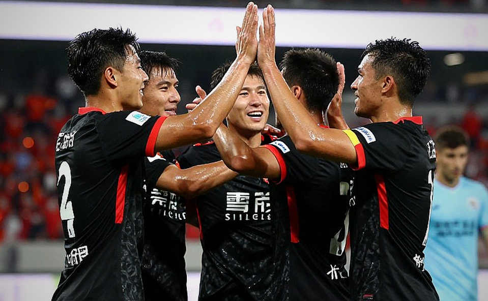 Rodrigo Holgado tới DPMM: bản hợp đồng của một tiền đạo 31 tuổi và ô trống quyền đăng ký