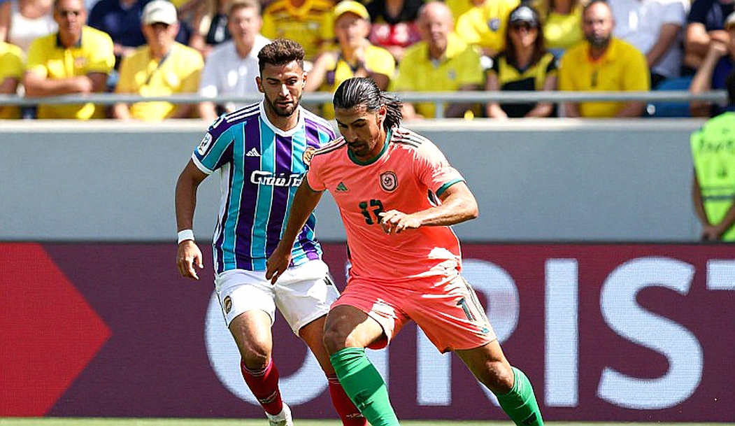 Xavi mở cửa cho Valente, nhưng hành lang số 10 đã kín người