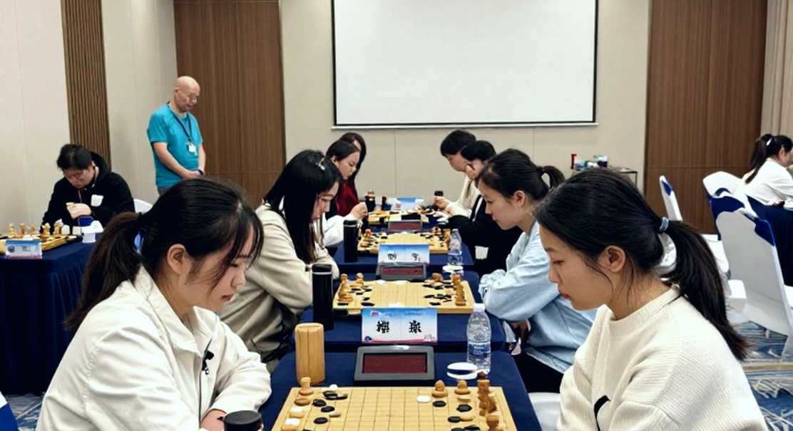 Sau 1.d4 d5: Khi Trắng quay lưng với 2.c4