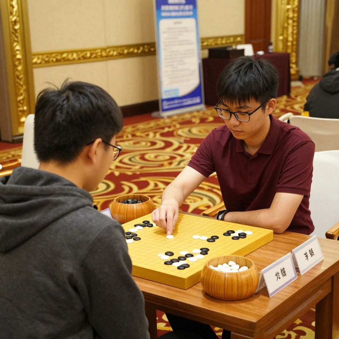 Bàn cờ trống ở Singapore: Gukesh, Ding Liren và cái bẫy dữ liệu của làng cờ vua